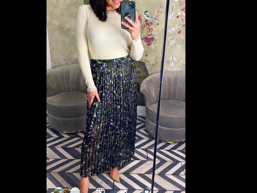
            
                Load image into Gallery viewer, Pleated midi skirt
            
        